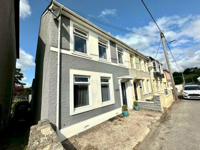 3 Bedroom House For Sale In Highmead Terrace, Llanybydder, SA40