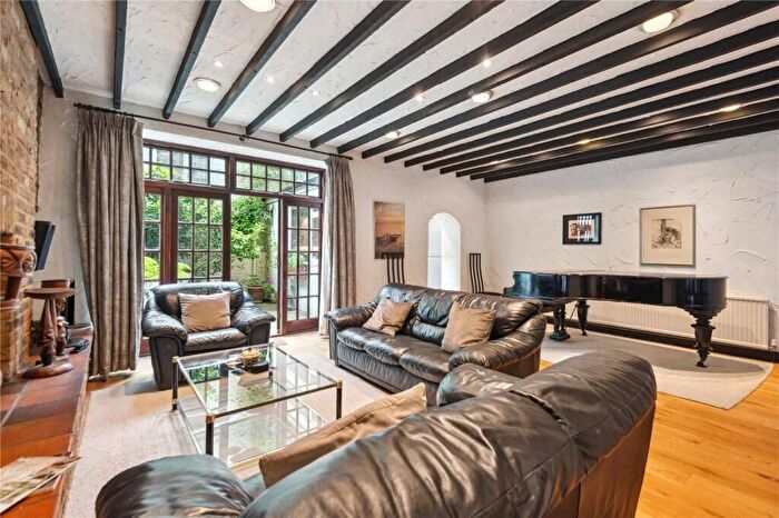 3 Bedroom Flat To Rent In Queen's Gate Gardens, South Kensington, SW7