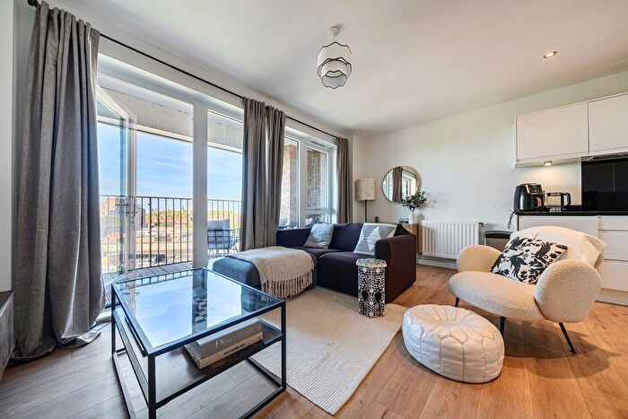 2 Bedroom Flat For Sale In Greenwich High Road, London, SE10