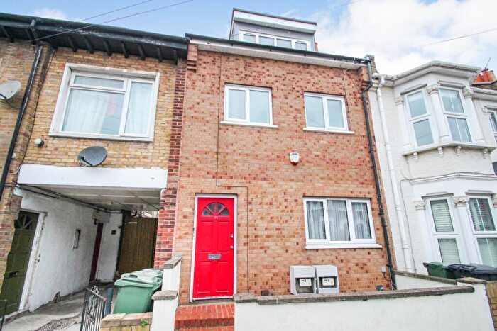 2 Bedroom Flat To Rent In Ashville Road, London, Greater London, E11