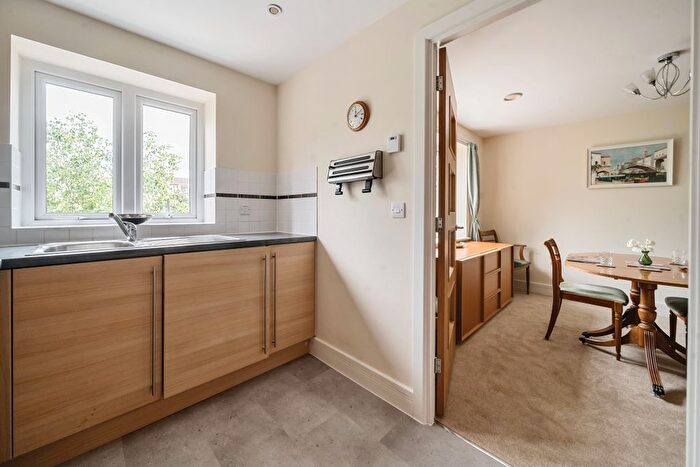 1 Bedroom Flat For Sale In Clover Leaf Court, Ackender Road, Alton, Hampshire, GU34