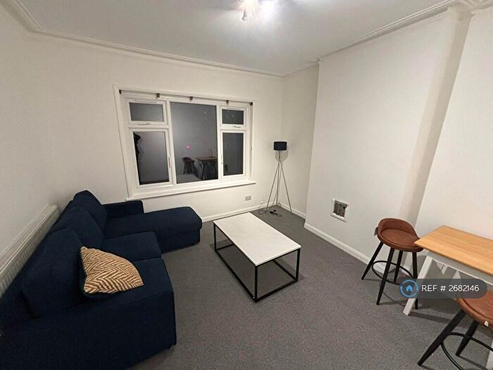 2 Bedroom Flat To Rent In Radbourne Road, London, SW12