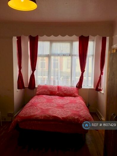 Studio To Rent In Rosebery Avenue, London, N17