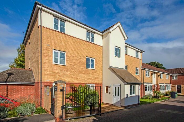 2 Bedroom Flat To Rent In Sherriff Close, Esher, KT10