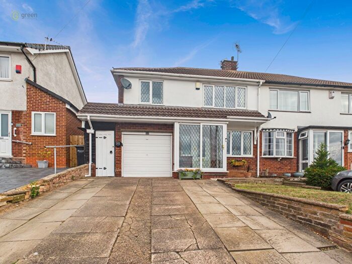 3 Bedroom Semi Detached House For Sale In Whitecrest, Great Barr, Birmingham, B43
