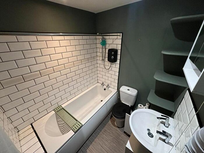 2 Bedroom Cottage For Sale In High Street, Earls Barton, Northamptonshire, NN6
