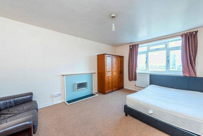 2 Bedroom Flat To Rent In Wandsworth Road, Vauxhall, London, SW8