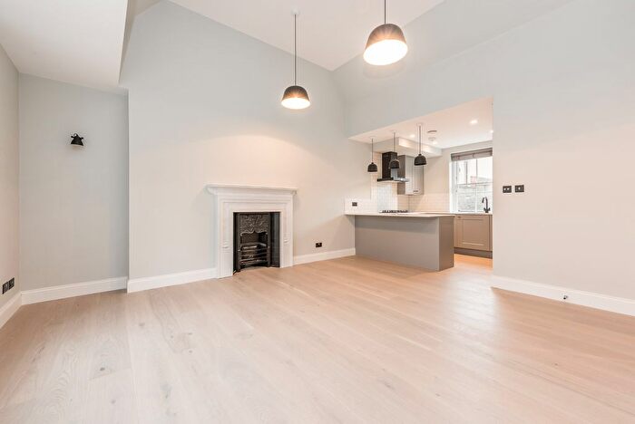 2 Bedroom Flat To Rent In Shaftesbury Avenue, Chinatown, W1D