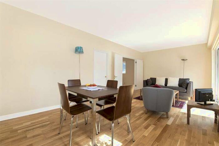 2 Bedroom Flat To Rent In Rosebery Court, London, EC1R
