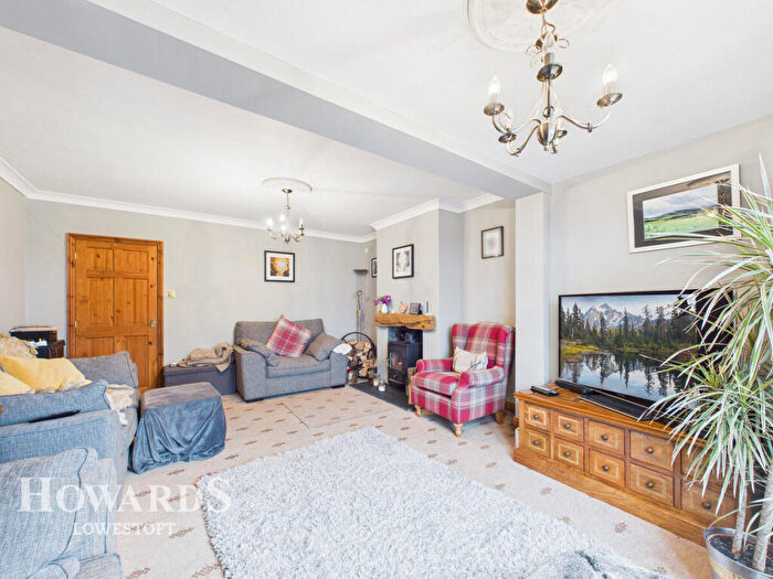 3 Bedroom Semi Detached House For Sale In Hall Road, Blundeston, NR32