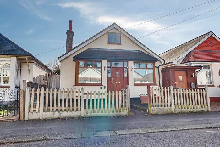 2 Bedroom Chalet For Sale In Trinity Road, Southend-On-Sea, SS2