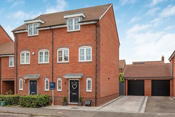 3 Bedroom Semi Detached House For Sale In Diamond Drive, Didcot, OX11