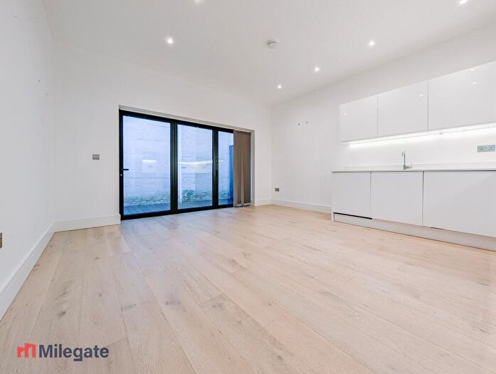 1 Bedroom Flat To Rent In Gallows Yard, Kingston Upon Thames, KT2