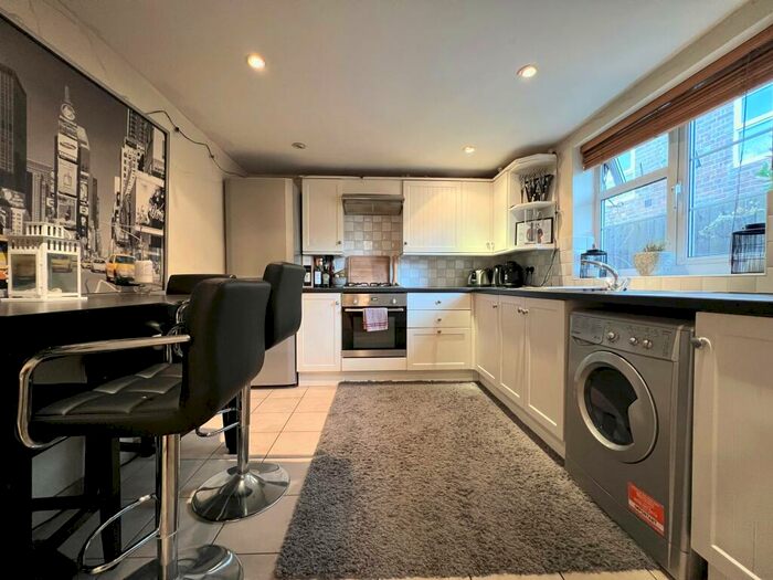 2 Bedroom Cottage To Rent In Pangbourne Village, RG8