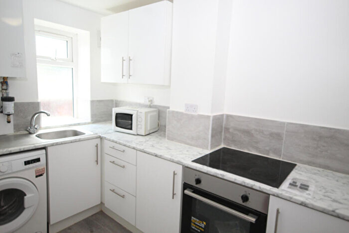 Flat To Rent In Park Avenue, Park Royal, Middlesex, NW10