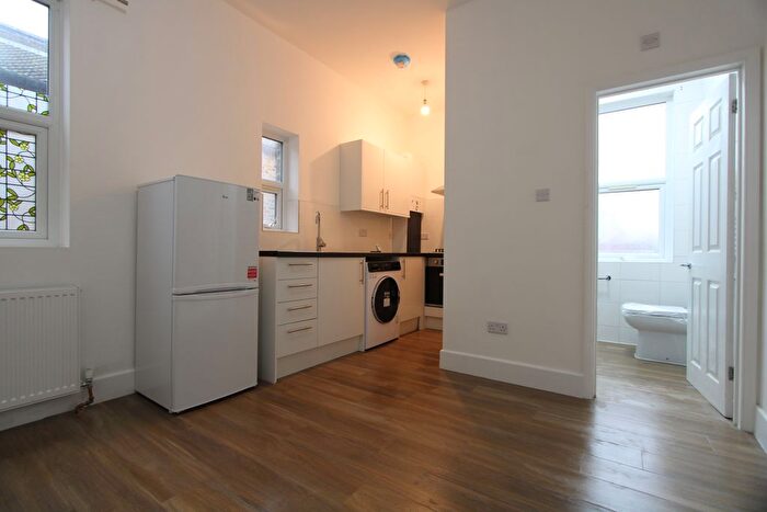 Studio To Rent In North End Road, London, SW6