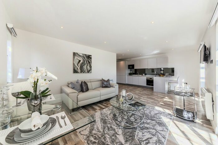 3 Bedroom Flat To Rent In Gunnersbury Avenue, London, W5