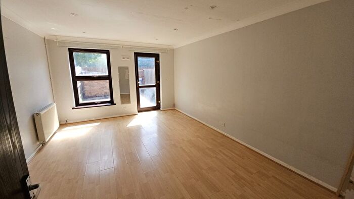 2 Bedroom Flat To Rent In Tomlins Grove, London, E3