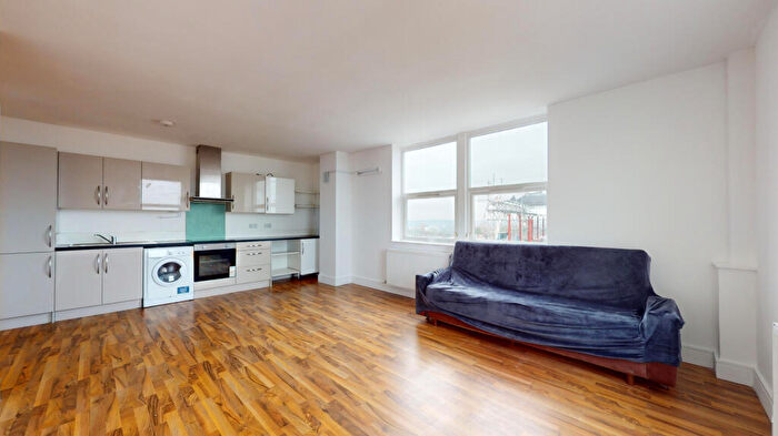 2 Bedroom Flat To Rent In - High Road, London, N12