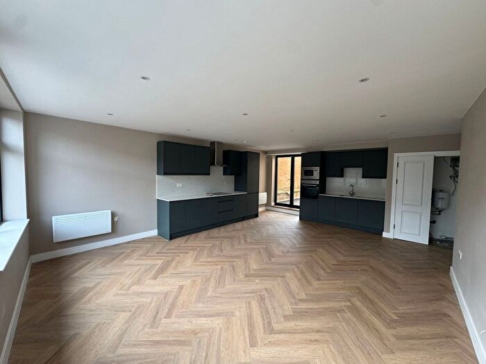 3 Bedroom Flat To Rent In Marlowes, HP1