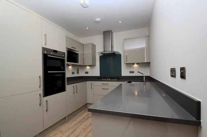2 Bedroom Flat To Rent In Joshua House, Annette Close, TW17