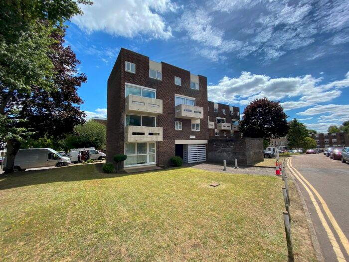 3 Bedroom Maisonette To Rent In Beech Vale, Woking, GU22