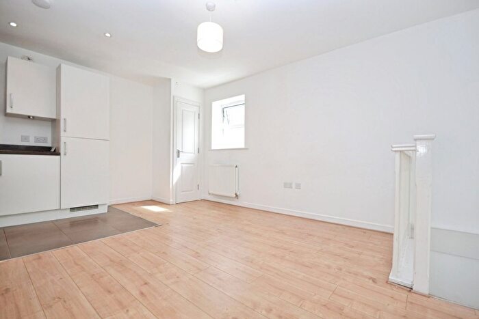 2 Bedroom Flat To Rent In Wells View Drive, Bromley, BR2