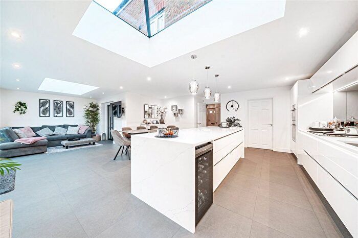 5 Bedroom Detached House For Sale In Connaught Way, Alton, Hampshire, GU34