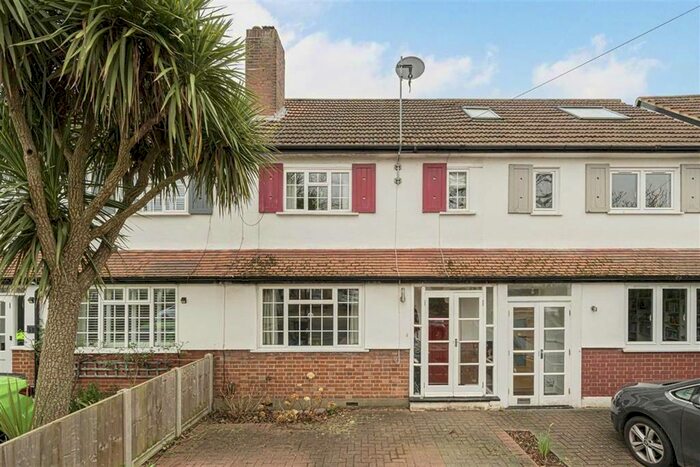 3 Bedroom Property To Rent In Park Lane, Teddington, TW11