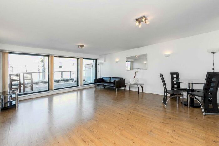 3 Bedroom Flat To Rent In Streatham High Road, London, SW16