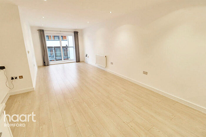 2 Bedroom Apartment To Rent In Cathedral Court - Romford -, RM7