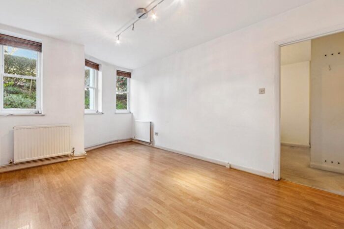 1 Bedroom Flat To Rent In Wilmington House, Highbury Crescent, N5