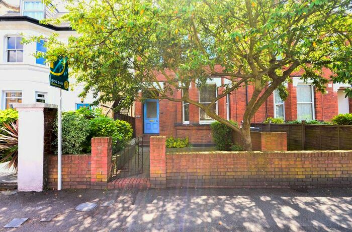 3 Bedroom Flat To Rent In Lewin Road, Streatham Common, London, SW16