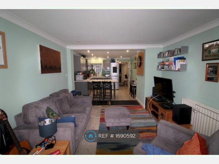 2 Bedroom Flat To Rent In Camberwell Road, London, SE5