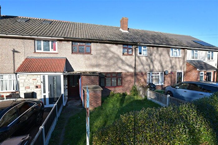 3 Bedroom Terraced House For Sale In Thatches Grove, Romford, Essex, RM6