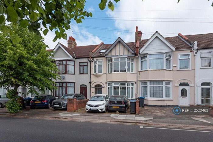 2 Bedroom Flat To Rent In Park Avenue, Mitcham, CR4