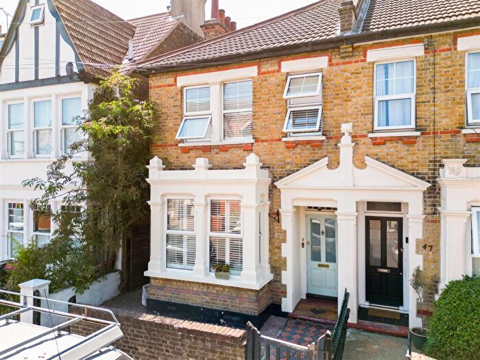 4 Bedroom Semi-Detached House To Rent In Leighton Avenue, Leigh-on-Sea, SS9