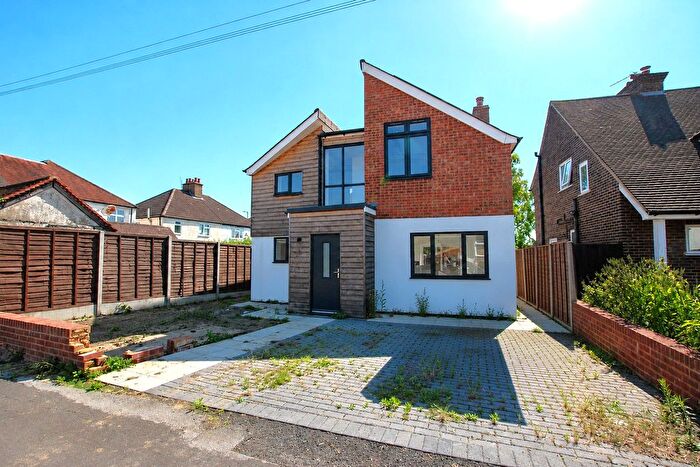 3 Bedroom Detached House To Rent In Beckingham Road, Guildford, Surrey, GU2