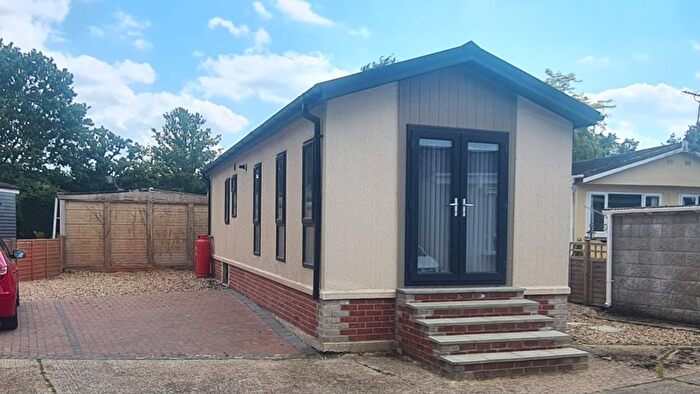 2 Bedroom Mobile/park Home For Sale In Shirkoak Park, Woodchurch, Ashford, TN26