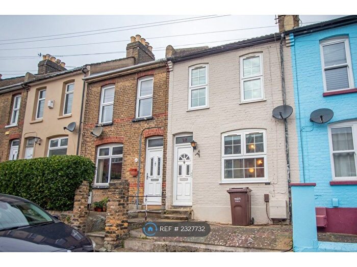 3 Bedroom Terraced House To Rent In Gordon Road, Chatham, ME4