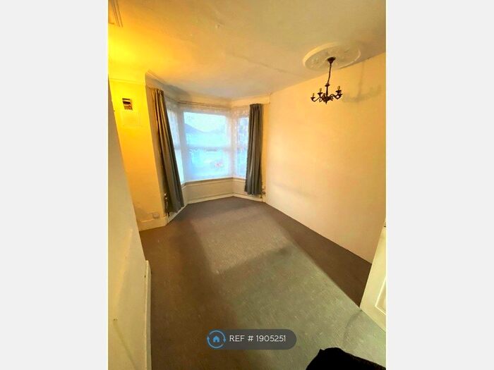 3 Bedroom Semi-Detached House To Rent In Elgin Road, Ilford, IG3