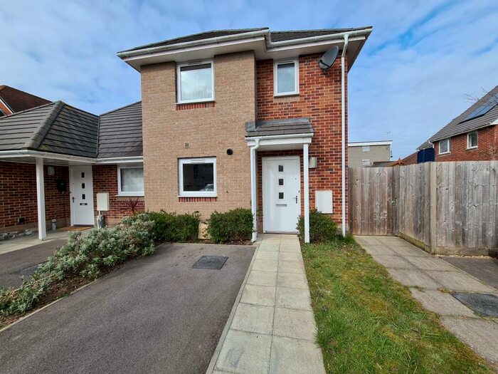3 Bedroom Semi-Detached House To Rent In Oakley Road, Regents Park, SO16