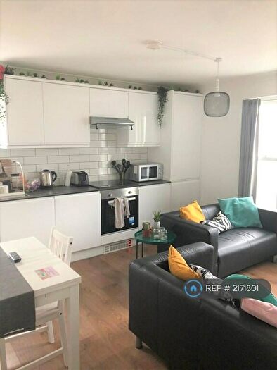 3 Bedroom Flat To Rent In Leabank Square, London, E9