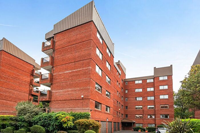2 Bedroom Flat For Sale In Spencer Close, London, N3