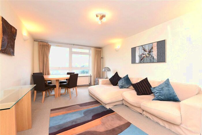 2 Bedroom Flat To Rent In Brett House, Putney Heath Lane, London, SW15