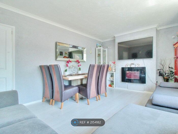 2 Bedroom Flat To Rent In Sheringham Avenue, Romford, RM7