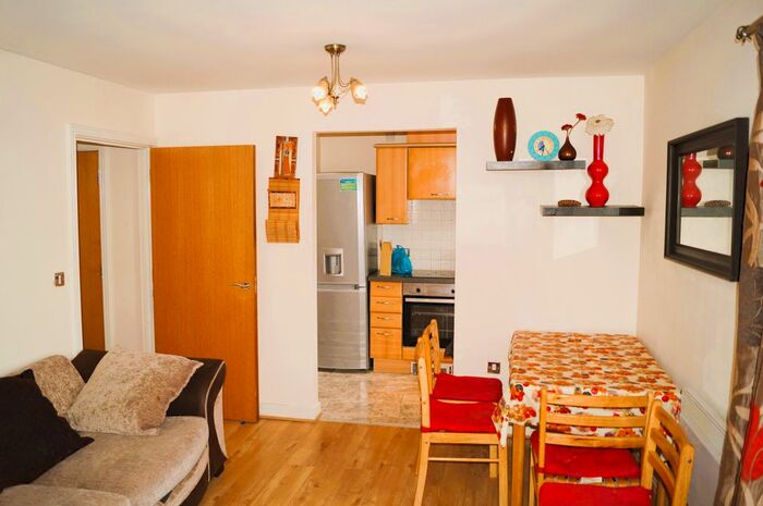 2 Bedroom Flat To Rent In Hainault Street, Ilford, IG1