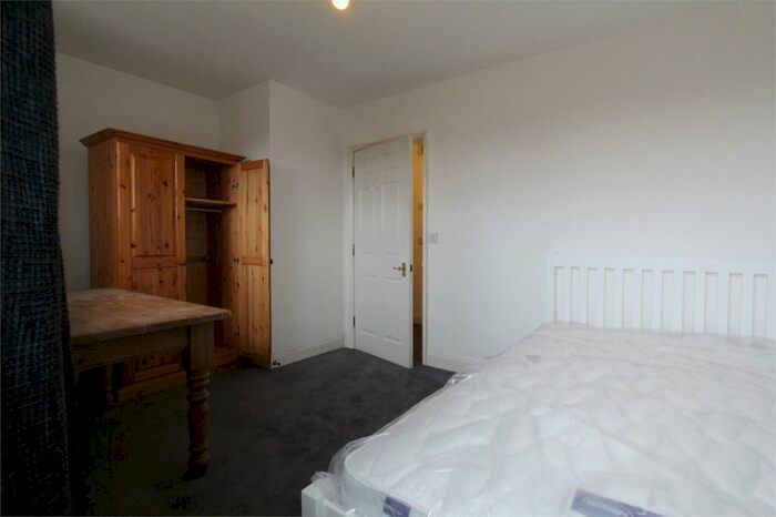 2 Bedroom Apartment To Rent In De Havilland Road, Edgware, HA8