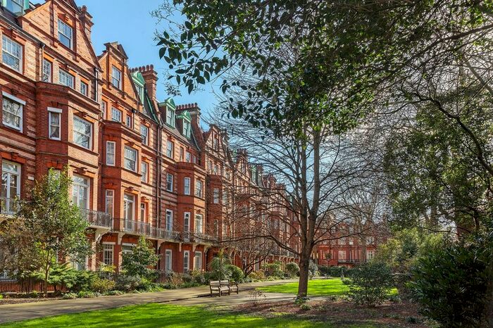 3 Bedroom Flat To Rent In Sloane Gardens, London, SW1W