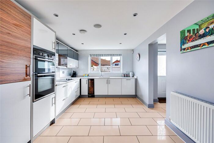 4 Bedroom Detached House For Sale In Chestnut Avenue, Silsoe, Bedfordshire, MK45